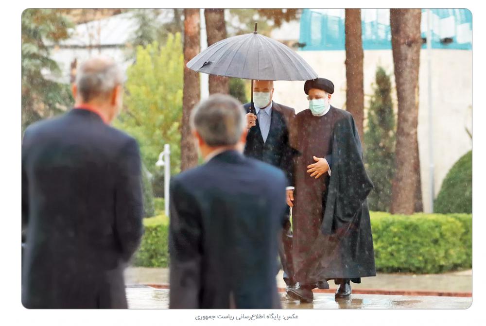 تلاش ناموفق قالیباف و رئیسی برای رفتن زیر یک چتر!+عکس